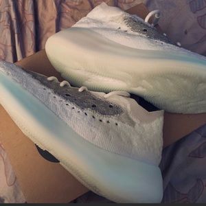 YEEZY 380 6.5 GLO LIMITED GLO…